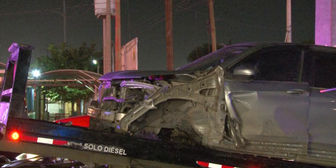Conductor pierde el control y derriba dos luminarias en la avenida Ponciano Arriaga