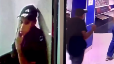Buscan identificar a hombre por presuntamente grabar a mujeres en baños de cine en Ciudad Juárez