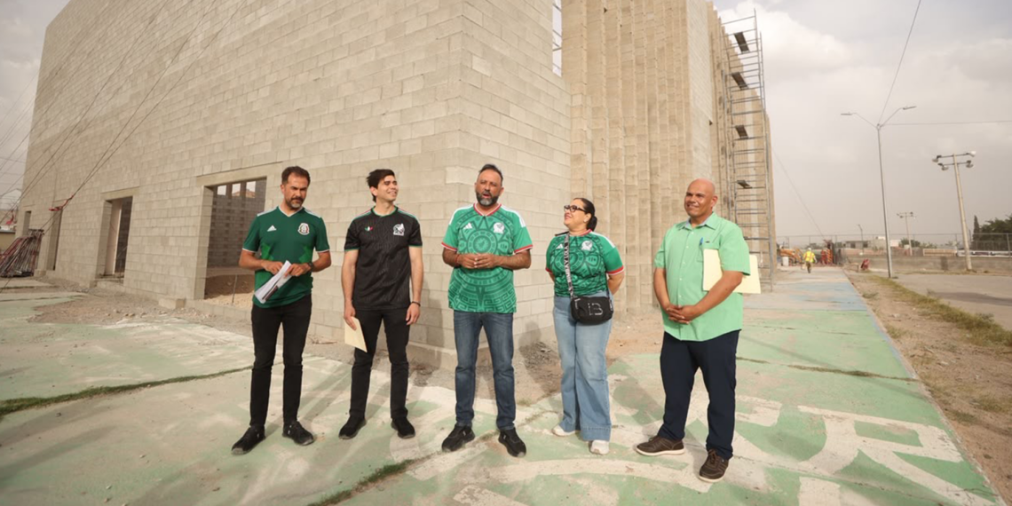 Supervisan avance del nuevo gimnasio municipal en el Deportivo Salvarcar