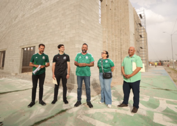 Supervisan avance del nuevo gimnasio municipal en el Deportivo Salvarcar