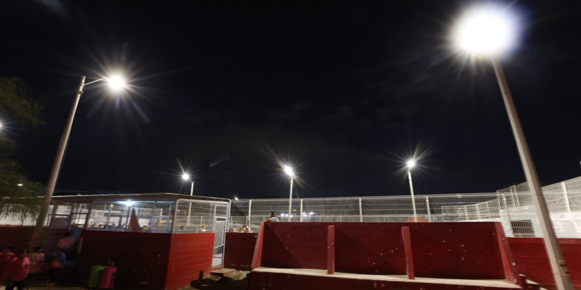 Rehabilitan alumbrado de parque en la colonia División del Norte para fortalecer la seguridad y el deporte