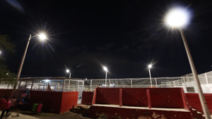 Rehabilitan alumbrado de parque en la colonia División del Norte para fortalecer la seguridad y el deporte