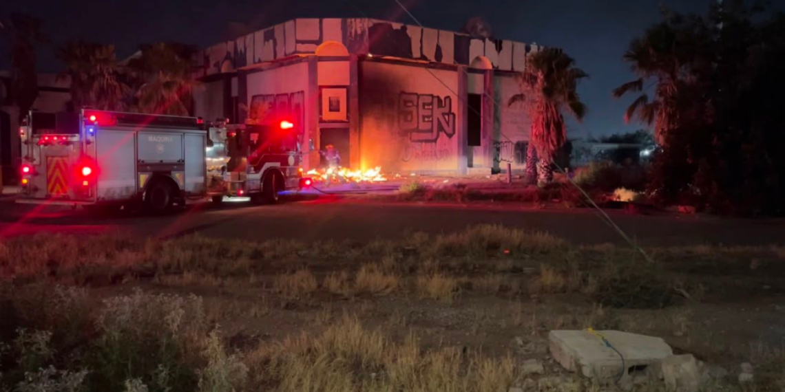 Incendio consume ex salón de eventos abandonado; investigan posible origen intencional