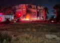 Incendio consume ex salón de eventos abandonado; investigan posible origen intencional