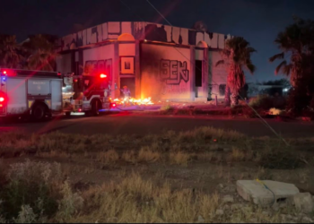 Incendio consume ex salón de eventos abandonado; investigan posible origen intencional