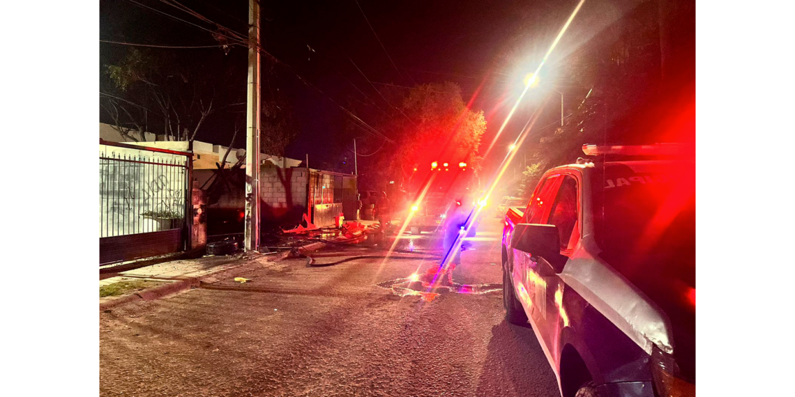 Incendio consume vivienda invadida; investigan posible cortocircuito por conexión irregular