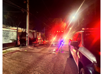 Incendio consume vivienda invadida; investigan posible cortocircuito por conexión irregular