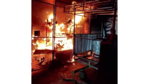 Voraz incendio consume negocio en el poniente de Ciudad Juárez