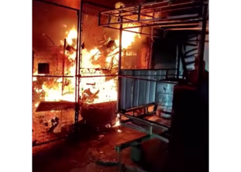 Voraz incendio consume negocio en el poniente de Ciudad Juárez