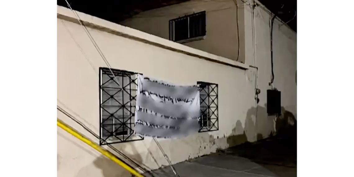 Localizan manta con ame.nazas dirigidas a comandante de la AEI en Ciudad Juárez