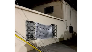 Localizan manta con ame.nazas dirigidas a comandante de la AEI en Ciudad Juárez