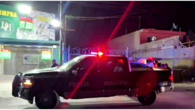 Reportan a mujer tirada en la vía pública; termina agrediendo a paramédicos y policías