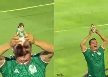Aficionado lleva un Niño Dios con la playera de la Selección Mexicana al estadio y desata debate en redes