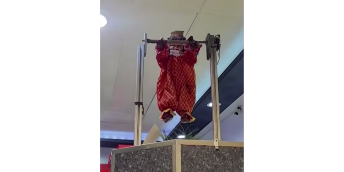 Incendio consume histórica relojería y destruye al emblemático payasito del Río Grande Mall