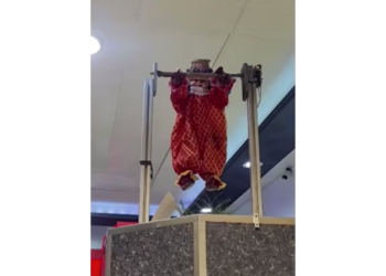 Incendio consume histórica relojería y destruye al emblemático payasito del Río Grande Mall