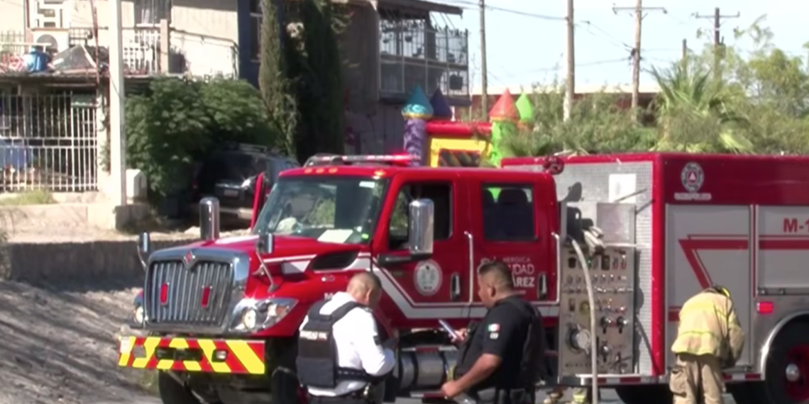 Camioneta queda reducida a chatarra tras incendiarse por presunta falla mecánica en Ciudad Juárez