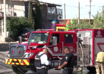 Camioneta queda reducida a chatarra tras incendiarse por presunta falla mecánica en Ciudad Juárez
