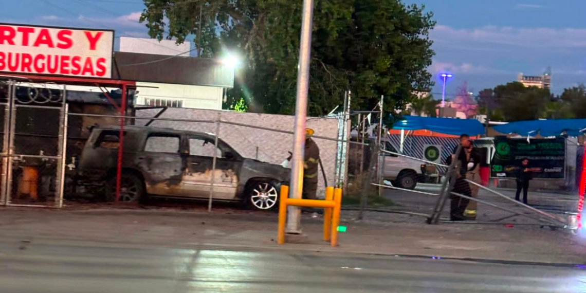 Incendio presuntamente provocado consume carwash y puesto de comida en Ciudad Juárez