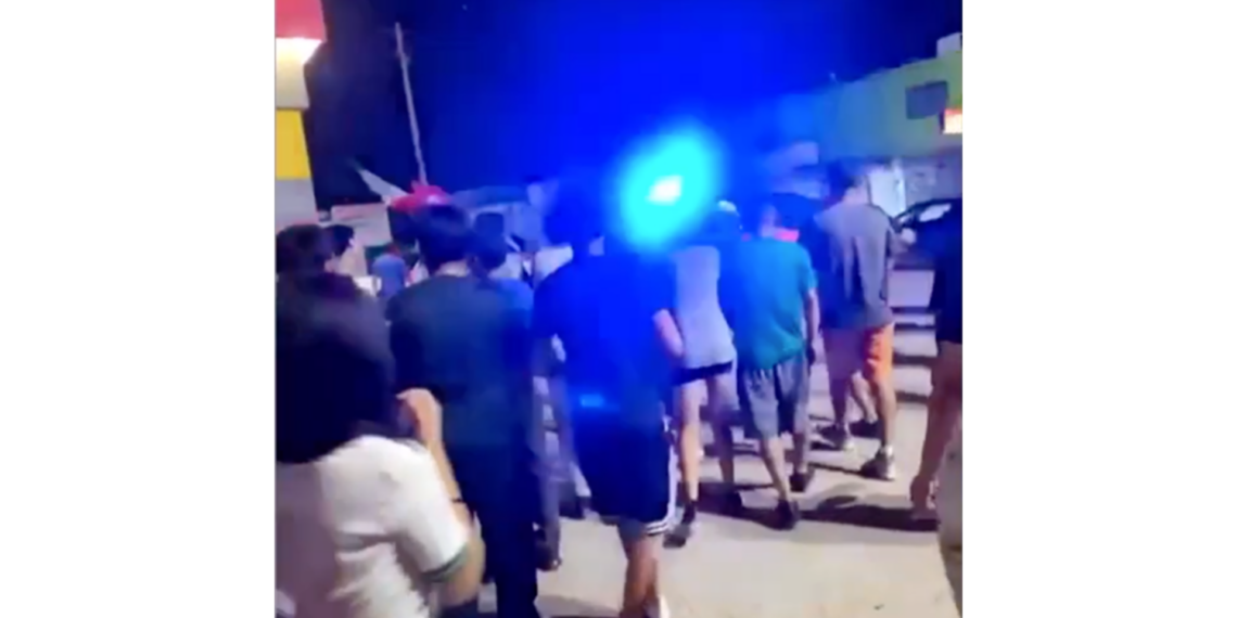 Jóvenes rodean y sacuden patrulla durante festejos en la avenida Ramón Rayón