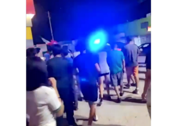 Jóvenes rodean y sacuden patrulla durante festejos en la avenida Ramón Rayón