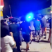 Jóvenes rodean y sacuden patrulla durante festejos en la avenida Ramón Rayón