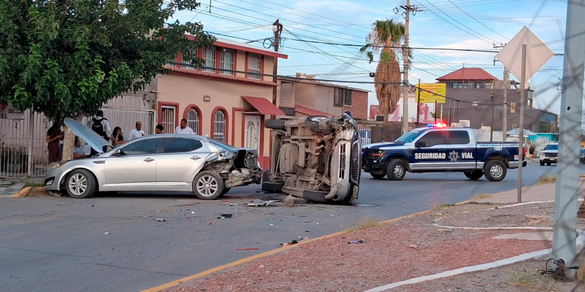 Conductor vuelca camioneta tras dormitar al volante en Ciudad Juárez