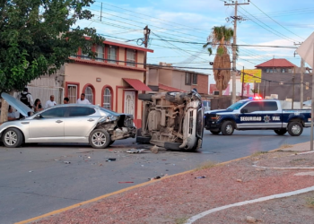 Conductor vuelca camioneta tras dormitar al volante en Ciudad Juárez