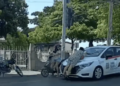 Mujer se sube al cofre de un taxi para exigir presunto pago de 12 mil pesos en Tabasco