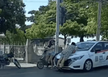 Mujer se sube al cofre de un taxi para exigir presunto pago de 12 mil pesos en Tabasco