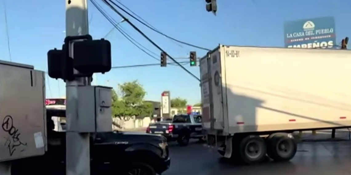 Tractocamión derriba cuatro postes y provoca caos vial en Ciudad Juárez