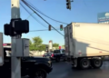 Tractocamión derriba cuatro postes y provoca caos vial en Ciudad Juárez