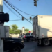 Tractocamión derriba cuatro postes y provoca caos vial en Ciudad Juárez