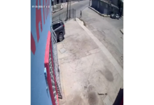 Transeúnte se salva por segundos de ser atropellado por auto fuera de control