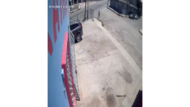 Transeúnte se salva por segundos de ser atropellado por auto fuera de control