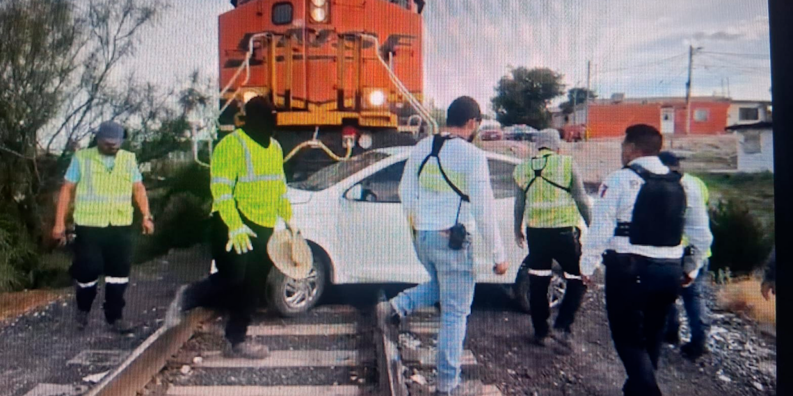 Tren impacta automóvil y lo arrastra varios metros en el cruce de Pavo Real y Eje Vial