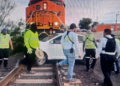 Tren impacta automóvil y lo arrastra varios metros en el cruce de Pavo Real y Eje Vial