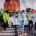 Tren impacta automóvil y lo arrastra varios metros en el cruce de Pavo Real y Eje Vial