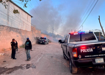 CONTINUACIÓN: Incendio consume tres viviendas tras presunto cortocircuito en Ciudad Juárez