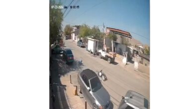Video exhibe maniobra de automovilista en choque con motociclista; vecinos piden revisar las cámaras