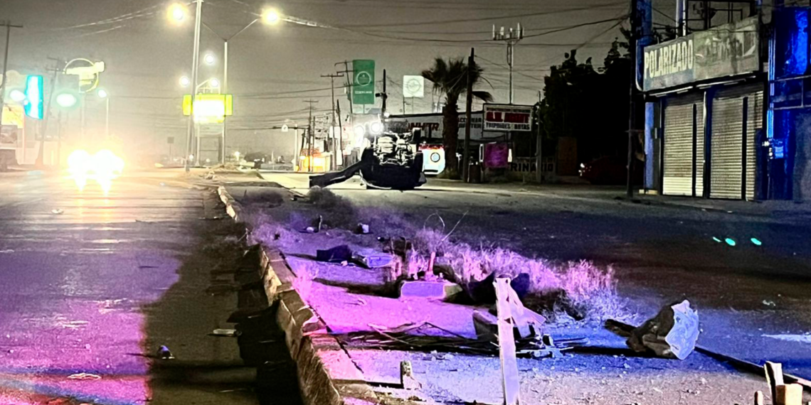 Conductor vuelca tras chocar contra un semáforo en Las Torres y Manuel J. Clouthier