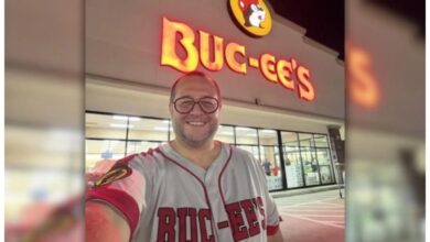 José Ramón López Beltrán frente a una tienda Buc-ee's en Estados Unidos