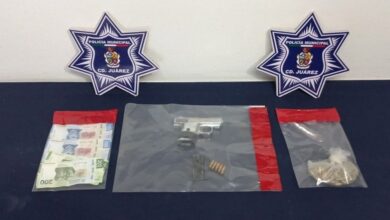 Agentes municipales durante la detención de un presunto ladrón a mano armada en Ciudad Juárez