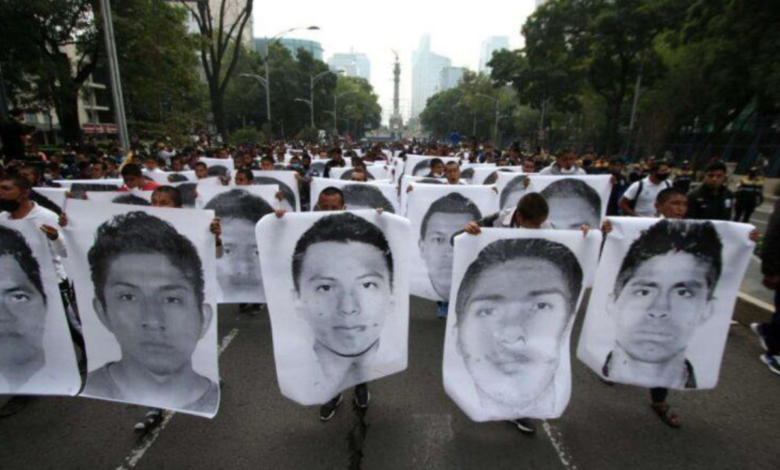 Familiares de los 43 normalistas de Ayotzinapa se reúnen con Sheinbaum en Palacio Nacional