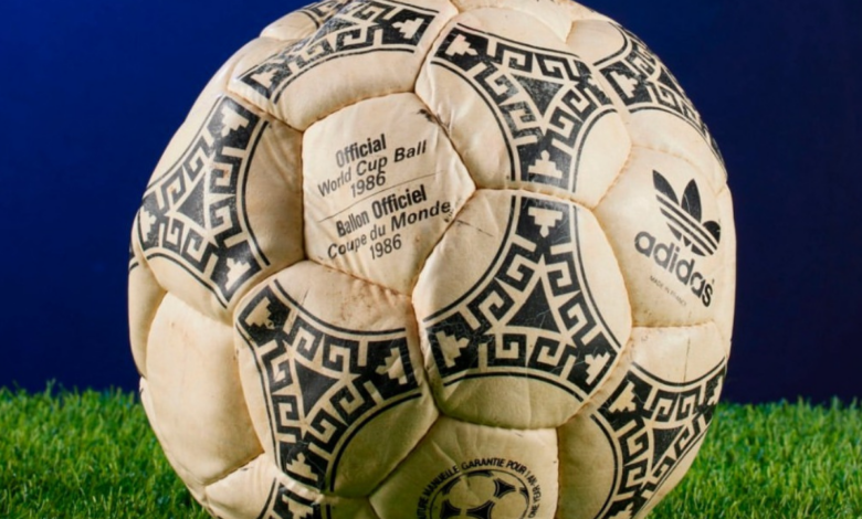 El balón de los históricos goles de Maradona ante Inglaterra se vende por 3.35 millones de dólares