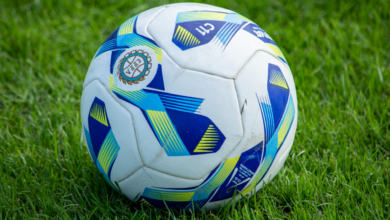 Balón sale del estadio y provoca choque durante partido en Uruguay