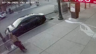Buscan a hombre acusado de abandonar a su perro en el centro de El Paso