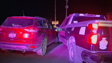 Patrulla y camioneta chocan tras maniobra en carretera Casas Grandes