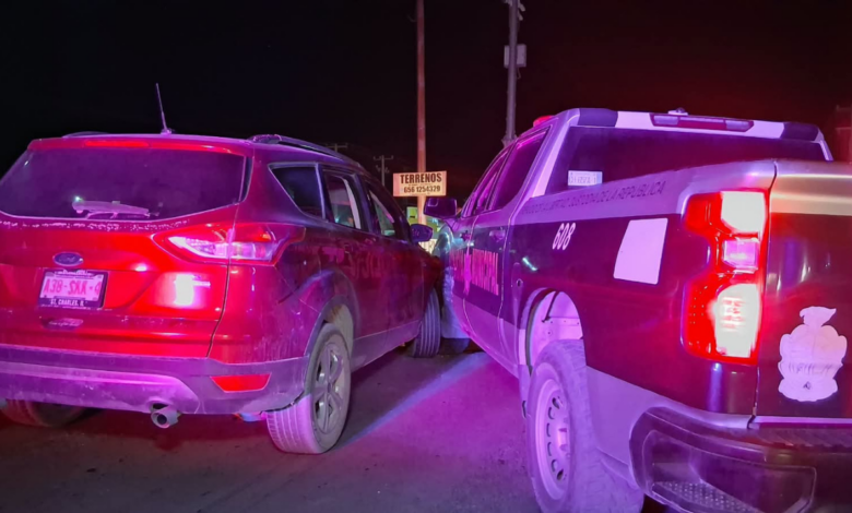 Patrulla y camioneta chocan tras maniobra en carretera Casas Grandes