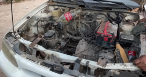 Ford Escort “revive” con motor de Italika y hasta una botella de Coca-Cola como tanque