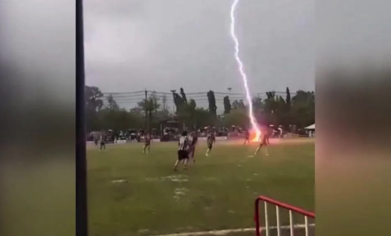 Rayo impacta partido de futbol en Tailandia; mue.re un jugador y 12 resultan heridos